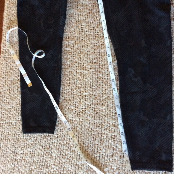 NEW Ladies 7/8 Reebok Leggings | Size Medium | Black and Grey Logo | 2 Pockets - Picture 13 of 14